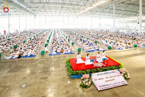 ภาพ No.215150:วันอาทิตย์ต้นเดือนที่ 6 เมษายน พ.ศ. 2568 พิธีตักบาตรข้าวสารอาหารแห้ง ณ บ้านแก้วเรือนทองคุณยาย สภาธรรมกายสากล วัดพระธรรมกาย