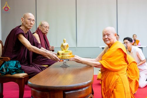 ภาพ No.325592:วันที่ 24 เมษายน พ.ศ.2569 หลวงพ่อทัตตชีโว รองเจ้าอาวาสวัดพระธรรมกาย ถวายการต้อนรับและปฏิสันถารคณะสงฆ์เมียนมาร์