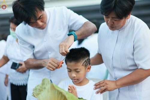 ภาพ No.78484:พิธีตัดปอยผม โครงการหน่อแก้วเปรียญธรรมรุ่นที่ 11  วันที่ 26 มีนาคม พ.ศ.2566  ณ หมู่กุฏิสามเณร อาคารค่ายจองแชมป์ วัดพระธรรมกาย