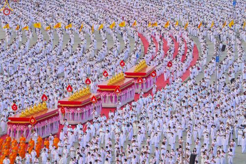 ภาพ No.79171:พิธีอัญเชิญองค์พระบรมพุทธเจ้า 24 องค์ เวียนประทักษิณรอบพระมหาธรรมกายเจดีย์ ณ วัดพระธรรมกาย  วันที่ 2 เมษายน พ.ศ. 2566