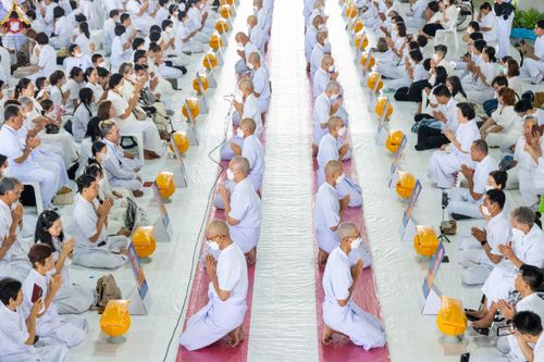ภาพ No.84142:พิธีเวียนประทักษิณ พิธีวันทาเจดีย์ พิธีขอขมา และมอบผ้าไตร  ในโครงการบรรพชาอุปสมบทหมู่ธรรมทายาทรุ่นเข้าพรรษา และโครงการบรรพชาสามเณรโรงเรียนนานาชาติ รุ่นที่12 ในวันเสาร์ที่ 22 กรกฎาคม พ.ศ. 2566