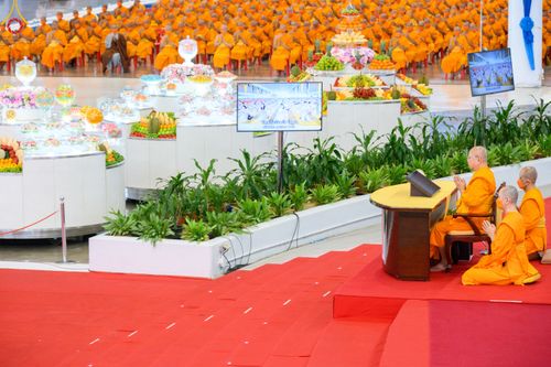 ภาพ No.83007:พิธีตักบาตร ณ บ้านแก้วเรือนทองคุณยายอาจารย์ฯ พิธีบูชาข้าวพระ ณ สภาธรรมกายสากล วัดพระธรรมกาย ในวันอาทิตย์ต้นเดือนที่ 2 ก.ค. พ.ศ.2566