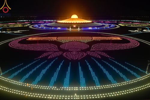 ภาพ No.86485:วันธรรมชัย ปีที่ 55 พิธีทอดผ้าป่ากฐินสมทบครั้งที่1, พิธีเจริญพุทธมนต์ ลูกนิมิตมหาสมบัติฯ พิธีจุดประทีป,พิธีฉลองชัยสวดมนต์บทธัมมจักกัปปวัตนสูตร วันอาทิตย์ที่ 27 สิงหาคม พ.ศ.2566 ณ สภาธรรมกายสากล / มหารัตนวิหารคด วัดพระธรรมกาย