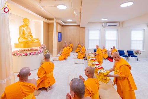 ภาพ No.319138:วันที่ 29 มีนาคม พ.ศ.2569 พิธีอัญเชิญรูปหล่อพระมงคลเทพมุนี (สด จนฺทสโร) ประดิษฐาน ณ ห้องปฏิบัติธรรม “มงคลรัตนโชติ”  วัดพระธรรมกายชิคาโก ประเทศสหรัฐอเมริกา