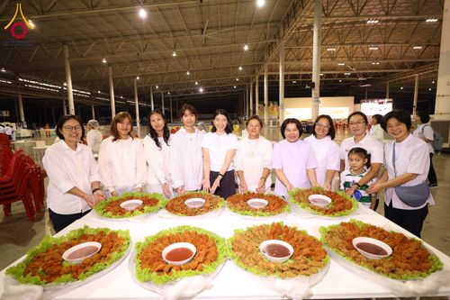 ภาพ No.287405:วันที่ 3 มกราคม พ.ศ.2569 พิธีถวายภัตตาหารเป็นสังฆทาน แด่พระธรรมยาตรา ณ วัดพระธรรมกาย  จังหวัดปทุมธานี ในโครงการธรรมยาตรา กตัญญูบูชา มหาปูชนียาจารย์ พระมงคลเทพมุนี(สด จนฺทสโร) พระผู้ปราบมาร อนุสรณ์สถาน 7 แห่ง ปีที่ 14