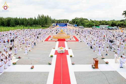ภาพ No.346606:วันอาทิตย์ที่ 30 สิงหาคม พ.ศ.2569 พิธีทอดผ้าป่า สวดธรรมจักรกัปปวัตนสูตรกลั่นแผ่นดินโปรยรัตนชาติ  สถาปนาองค์พระเจดีย์เพื่อสร้างสันติภาพโลก  ณ ศูนย์ปฏิบัติธรรมพนมสารคาม (เพชรตะวัน) จังหวัดฉะเชิงเทรา