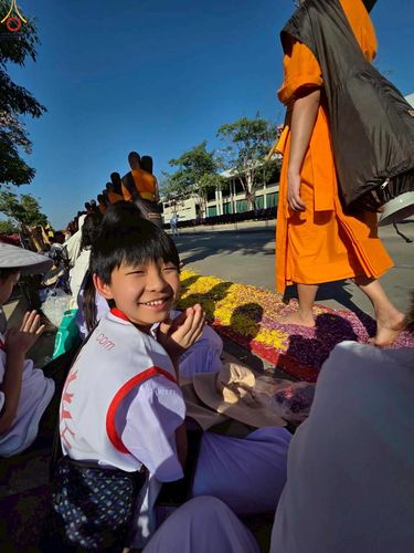 ภาพ No.295993:ภาพเบื้องหลังอาสาสมัครรวมใจ ชุดที่ 1 ในโครงการธรรมยาตรา กตัญญูบูชา มหาปูชนียาจารย์ พระมงคลเทพมุนี(สด จนฺทสโร) พระผู้ปราบมาร อนุสรณ์สถาน 7 แห่ง ปีที่ 14