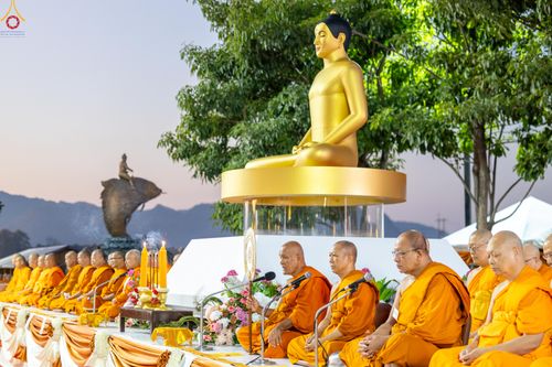 ภาพ No.282560:วันเสาร์ที่ 20 ธันวาคม พ.ศ.2568 พิธีตักบาตรพระ 10,000 รูป (ชุด 2) เนื่องในโอกาส 194 ปี จังหวัดกาญจนบุรี และอุทิศส่วนกุศลให้แด่บรรพชนทั้งหลาย บริเวณถนนสองแคว (Skywalk) เมืองกาญจนบุรี