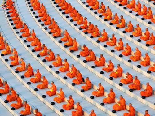 ภาพ No.279746:วันที่ 1 มกราคม พ.ศ.2569 พิธีตักบาตรในวันขึ้นปีใหม่ ณ ลานธรรม วัดพระธรรมกาย