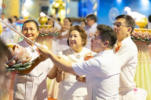 ภาพ No.331029:วันวิสาขบูชา อาทิตย์ที่ 31 พฤษภาคม พ.ศ.2569 พิธีจุดวิสาขประทีป , พิธีเวียนประทักษิณ  รอบพระมหาธรรมกายเจดีย์  และพิธีฉลองชัยสวดมนต์บทธัมมจักกัปปวัตนสูตร  ครบ 8,415,000,000 จบ ณ วัดพระธรรมกาย