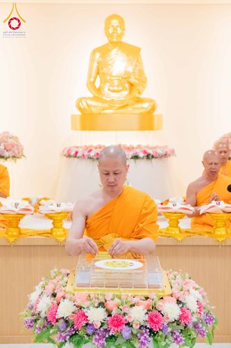 ภาพ No.319160:วันที่ 29 มีนาคม พ.ศ.2569 พิธีอัญเชิญรูปหล่อพระมงคลเทพมุนี (สด จนฺทสโร) ประดิษฐาน ณ ห้องปฏิบัติธรรม “มงคลรัตนโชติ”  วัดพระธรรมกายชิคาโก ประเทศสหรัฐอเมริกา