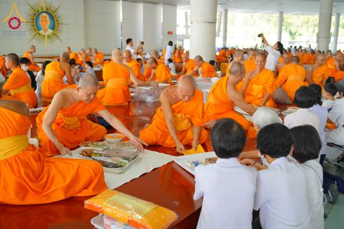 ภาพ No.310127:วันที่ 7 กุมภาพันธ์ พ.ศ. 2569 พิธีถวายภัตตาหารเมนูสวรรค์ เพื่อการบรรลุธรรม ณ หอฉันคุณยายอาจารย์ฯ วัดพระธรรมกาย