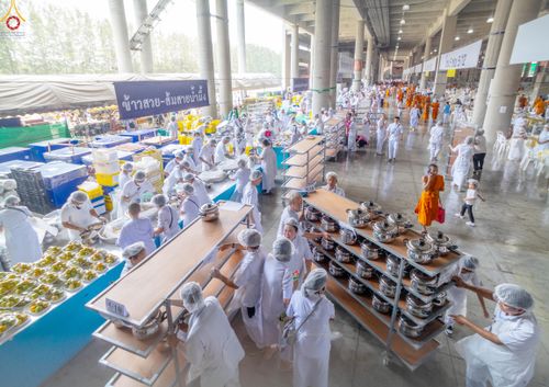 ภาพ No.323748:วันที่ 22 เมษายน พ.ศ.2569(วันคุ้มครองโลก) งานถวายมหาสังฆทาน 40,000 กว่าวัดทั่วประเทศ คณะสงฆ์ฉันภัตตาหารเพล