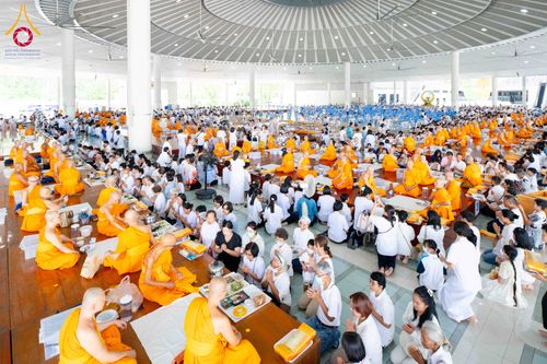 ภาพ No.326744:วันที่ 1 พฤษภาคม พ.ศ.2569 พิธีบุพเปตพลี ครั้งที่ 181 ร่วมอุทิศบุญแด่หมู่ญาติที่ล่วงลับไปแล้ว และสืบทอดอายุพระพุทธศาสนา ณ หอฉันคุณยายอาจารย์ฯ วัดพระธรรมกาย