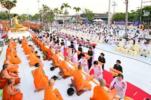 ภาพ No.284193:วันเสาร์ที่ 20 ธันวาคม พ.ศ.2568  พิธีตักบาตรพระ 10,000 รูป เนื่องในโอกาส 194 ปี จังหวัดกาญจนบุรี และอุทิศส่วนกุศลให้แด่บรรพชนทั้งหลาย บริเวณถนนสองแคว (Skywalk) เมืองกาญจนบุรี