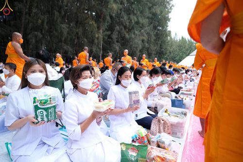ภาพ No.69721:พิธีตักบาตรพระธรรมยาตราฯ ในโครงการธรรมยาตรากตัญญูบูชา มหาปูชนียาจารย์ พระมงคลเทพมุนี(สด จนฺทสโร) พระผู้ปราบมาร ปีที่ 11 ณ อนุสรณ์สถานลำดับที่ 1 สถานที่เกิดด้วยรูปกายเนื้อ อนุสรณ์สถานมหาวิหารพระมงคลเทพมุนี อ.สองพี่น้อง จ.สุพรรณบุรี