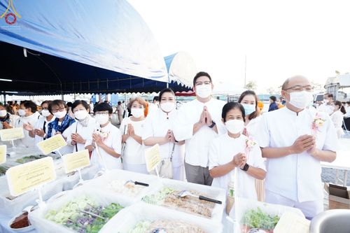 ภาพ No.73905:พิธีถวายภัตตาหารเป็นสังฆทาน แด่คณะพระธรรมยาตราฯ ในโครงการธรรมยาตรากตัญญูบูชา มหาปูชนียาจารย์ พระมงคลเทพมุนี(สด จนฺทสโร) พระผู้ปราบมาร อนุสรณ์สถาน 7 แห่ง ปีที่ 11 วันที่ 23 มกราคม พ.ศ. 2566