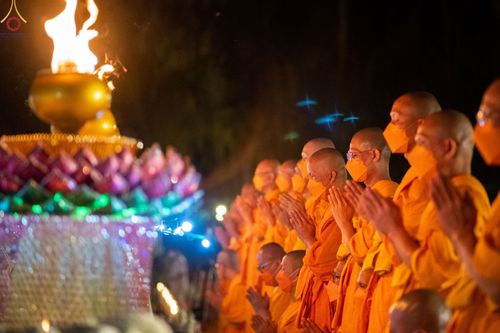 ภาพ No.69489:พิธีจุดประทีปถวายเป็นพุทธบูชา และบูชาธรรมมหาปูชนียาจารย์ ในโครงการธรรมยาตรากตัญญูบูชา มหาปูชนียาจารย์ พระมงคลเทพมุนี(สด จนฺทสโร) พระผู้ปราบมาร ปีที่ 11 ณ อนุสรณ์สถานมหาวิหารพระมงคลเทพมุนี อ.สองพี่น้อง จ.สุพรรณบุรี