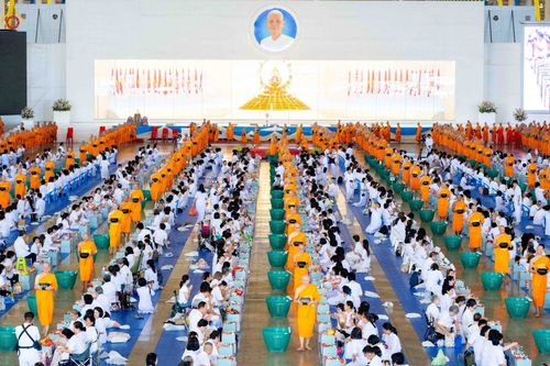 ภาพ No.345370:วันพฤหัสบดีที่ 27 สิงหาคม พ.ศ.2569 พิธีตักบาตรในวันธรรมชัย ณ สภาธรรมกายสากล วัดพระธรรมกาย ปทุมธานี