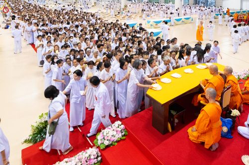 ภาพ No.311702:วันอาทิตย์ต้นเดือนที่ 1 มีนาคม พ.ศ.2569 สัมมนาพิเศษ พิธีมอบรูปหล่อโลหะหลวงปู่วัดปากน้ำ พระมงคลเทพมุนี พิธีมุทิตาสักการะในโอกาสพระครูปลัดรัตนวีรวัฒน์(รังสฤษดิ์ อิทธิจินฺตโก) เจ้าอาวาสวัดพระธรรมกาย  ดำรงตำแหน่งเป็น “ที่ปรึกษาเจ้าคณะจังหวัดปทุมธานี”  ณ ห้อง