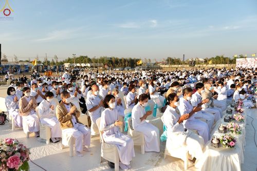 ภาพ No.74772:พิธีตักบาตรพระธรรมยาตราฯ ในโครงการธรรมยาตรากตัญญูบูชา มหาปูชนียาจารย์ พระมงคลเทพมุนี(สด จนฺทสโร) พระผู้ปราบมาร ปีที่ 11 ณ อนุสรณ์สถานลำดับที่ 5 สถานที่เผยแผ่วิชชาธรรมกายครั้งแรก อนุสรณ์สถานบางปลา วัดบางปลา อ.บางเลน จ.นครปฐม วันที่ 29 มกราคม พ.ศ. 2566