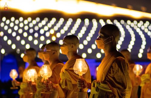 ภาพ No.81815:พิธีจุดวิสาขประทีปและเวียนประทักษิณ เนื่องในวันวิสาขบูชา วันเสาร์ที่ 3 มิถุนายน 2566 ณ ลานธรรมพระมหาธรรมกายเจดีย์ วัดพระธรรมกาย จ.ปทุมธานี