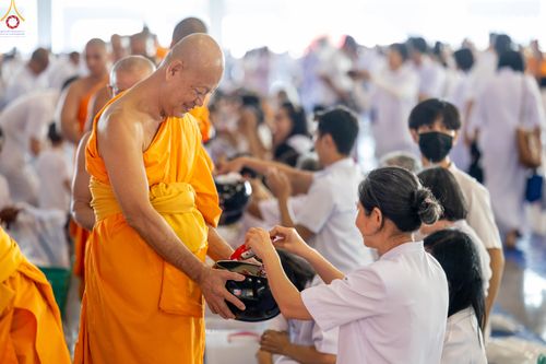 ภาพ No.327955:วันที่ 3 พฤษภาคม พ.ศ.2569 พิธีตักบาตร ข้าวสารอาหารแห้ง ณ บ้านแก้วเรือนทองคุณยายอาจารย์ฯ วัดพระธรรมกาย