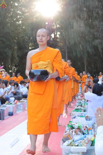 ภาพ No.289364:วันที่ 7 มกราคม พ.ศ. 2569 พิธีตักบาตรพระธรรมยาตรา ณ อนุสรณ์สถานลำดับที่ 1 สถานที่เกิดด้วยรูปกายเนื้อ อนุสรณ์สถานมหาวิหารพระมงคลเทพมุนี (โลตัสแลนด์) อ.สองพี่น้อง จ.สุพรรณบุรี ในโครงการธรรมยาตรา กตัญญูบูชา มหาปูชนียาจารย์ พระมงคลเทพมุนี(สด จนฺทสโร) พระผู้ป