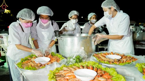 ภาพ No.72590:พิธีถวายภัตตาหารเป็นสังฆทาน แด่คณะพระธรรมยาตราฯ ในโครงการธรรมยาตรากตัญญูบูชา มหาปูชนียาจารย์ พระมงคลเทพมุนี(สด จนฺทสโร) พระผู้ปราบมาร อนุสรณ์สถาน 7 แห่ง ปีที่ 11 วันที่ 19 มกราคม พ.ศ. 2566