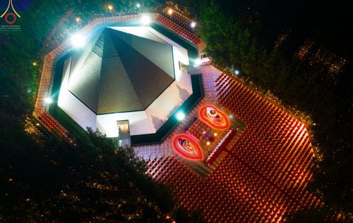 ภาพ No.69373:พิธีจุดประทีปถวายเป็นพุทธบูชา และบูชาธรรมมหาปูชนียาจารย์ ในโครงการธรรมยาตรากตัญญูบูชา มหาปูชนียาจารย์ พระมงคลเทพมุนี(สด จนฺทสโร) พระผู้ปราบมาร ปีที่ 11 ณ อนุสรณ์สถานมหาวิหารพระมงคลเทพมุนี อ.สองพี่น้อง จ.สุพรรณบุรี