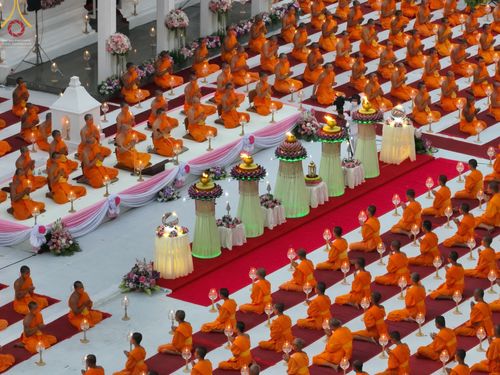 ภาพ No.71914:พิธีจุดประทีปถวายเป็นพุทธบูชา และบูชาธรรมมหาปูชนียาจารย์ ในโครงการธรรมยาตรากตัญญูบูชา มหาปูชนียาจารย์ พระมงคลเทพมุนี(สด จนฺทสโร) พระผู้ปราบมาร ปีที่ 11 ณ อนุสรณ์สถานลำดับที่ 3 สถานที่เกิดใหม่ในเพศสมณะ วัดสองพี่น้อง อ.สองพี่น้อง จ.สุพรรณบุรี วันที่ 17 มกร