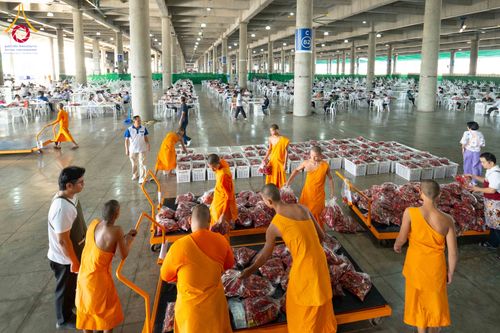 ภาพ No.279473:วันที่ 19-26 ธันวาคม พ.ศ. 2568 และ วันที่ 1 มกราคม พ.ศ.2569 รับบุญปลิดกลีบดอกไม้ เพื่อโปรยต้อนรับพระธรรมยาตรา