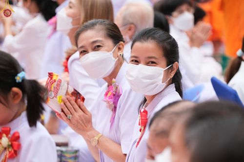 ภาพ No.69630:พิธีตักบาตรพระธรรมยาตราฯ ในโครงการธรรมยาตรากตัญญูบูชา มหาปูชนียาจารย์ พระมงคลเทพมุนี(สด จนฺทสโร) พระผู้ปราบมาร ปีที่ 11 ณ อนุสรณ์สถานลำดับที่ 1 สถานที่เกิดด้วยรูปกายเนื้อ อนุสรณ์สถานมหาวิหารพระมงคลเทพมุนี อ.สองพี่น้อง จ.สุพรรณบุรี