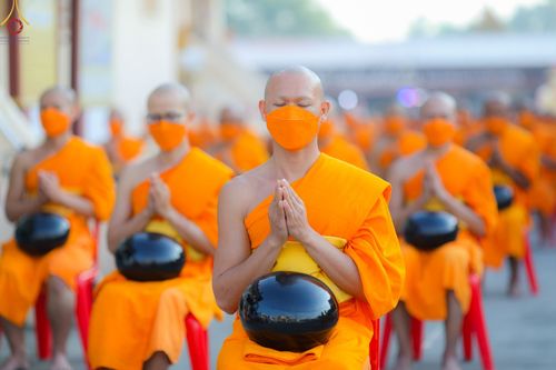 ภาพ No.73591:พิธีตักบาตรพระธรรมยาตราฯ ในโครงการธรรมยาตรากตัญญูบูชา มหาปูชนียาจารย์ พระมงคลเทพมุนี(สด จนฺทสโร) พระผู้ปราบมาร ปีที่ 11 ณ อนุสรณ์สถานลำดับที่ 4 สถานที่เกิดด้วยกายธรรม วัดโบสถ์ (บน) บางคูเวียง อ.บางกรวย จ.นนทบุรี วันที่ 22 มกราคม พ.ศ. 2566