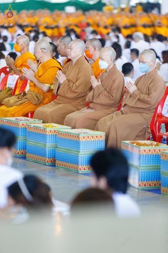 ภาพ No.76737:พิธีตักบาตรข้าวสารอาหารแห้ง  ณ บ้านแก้วเรือนทองคุณยายฯ สภาธรรมกายสากล  วัดพระธรรมกาย จ.ปทุมธานี  ในวันอาทิตย์ต้นเดือนที่ 6 มีนาคม พ.ศ. 2566