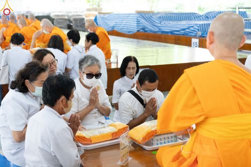 ภาพ No.84028:พิธีบุพเปตพลี ครั้งที่ 137 ร่วมอุทิศบุญกุศลแด่หมู่ญาติที่ล่วงลับไปแล้ว และสืบทอดอายุพระพุทธศาสนา ในวันจันทร์ที่ 17 กรกฎาคม พ.ศ. 2566 ณ หอฉันคุณยายอาจารย์ฯ วัดพระธรรมกาย