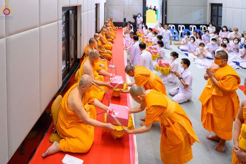 ภาพ No.78578:พิธีต้อนรับสัญญาบัตร พัดยศ ผ้าไตรและถวายมุทิตาสักการะฯ พระครูสิทธิรัตนวิเทศ และ พระครูวิเทศสันติคุณ วันอังคารที่ 28 มีนาคม พ.ศ. 2566 ณ อุโบสถวัดพระธรรมกาย