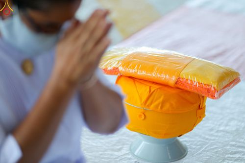 ภาพ No.79346:พิธีขอขมา มอบบาตรและผ้าไตร ในโครงการบรรพชาสามเณรฟื้นฟูพระพุทธศาสนาทั่วไทย โครงการอบรมยุวธรรมทายาท มัชฌิมธรรมทายาท และธรรมทายาทรุ่นอุดมศึกษา ณ สภาธรรมกายสากล วัดพระธรรมกาย วันเสาร์ที่ 1 เมษายน พ.ศ. 2566