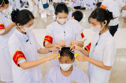 ภาพ No.78733:พิธีปลงผมนาคธรรมทายาท โครงการอบรมยุวธรรมทายาท มัชฌิมธรรมทายาท และธรรมทายาทรุ่นอุดมศึกษา ณ สภาธรรมกายสากล วัดพระธรรมกาย วันเสาร์ที่ 1 เมษายน พ.ศ. 2566