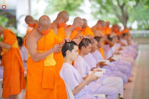 ภาพ No.83573:พิธีตัดปอยผมและปลงผม ในโครงการบรรพชาอุปสมบทหมู่ ธรรมทายาทรุ่นเข้าพรรษา ณ วัดพระธรรมกาย วันอาทิตย์ที่ 16 กรกฎาคม พ.ศ.2566