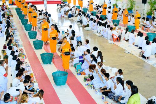 ภาพ No.80303:พิธีตักบาตรฉลองพระใหม่ ในโครงการบรรพชาอุปสมบทหมู่วันคุ้มครองโลก ณ สภาธรรมกายสากล วัดพระธรรมกาย วันอาทิตย์ที่ 16 เมษายน พ.ศ.2566