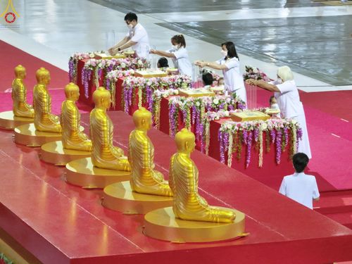 ภาพ No.78998:พิธีวางแผ่นจารึกชื่อ และพิธีวางพวงมาลัยสักการะพระบรมพุทธเจ้า ณ สภาธรรมกายสากล วัดพระธรรมกาย วันที่ 2 เมษายน พ.ศ. 2566