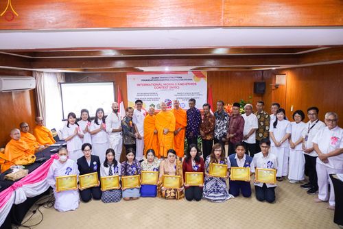 ภาพ No.82214:พิธีมอบรางวัลเกียรติยศและ การลงนามข้อตกลงความร่วมมือ (MOU)  โครงการสอบแข่งขัน  สอบตอบปัญหามงคลชีวิต 38 ประการ  ระหว่างประเทศ ในวันเสาร์ที่ 3 มิ.ย. พ.ศ.2566 ณ ห้องประชุม อวัทธนะ มหาเจดีย์บุโรพุทโธ ประเทศอินโดนีเซีย