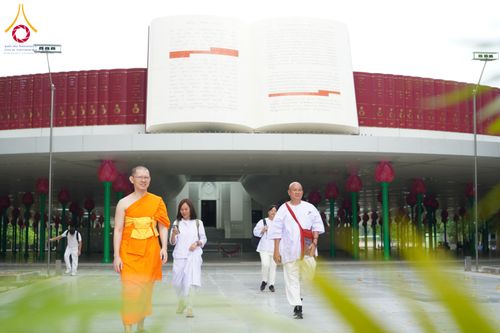 ภาพ No.326789:วันที่ 27-30 เมษายน พ.ศ.2569 ต้อนรับชาวต่างชาติจากประเทศมาเลเซีย ฝรั่งเศส เมียนมาร์ และศรีลังกา  เยี่ยมชมวัดพระธรรมกาย