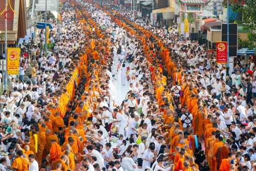 ภาพ No.343199:วันอาทิตย์ที่ 16 สิงหาคม พ.ศ.2569 พิธีตักบาตรพระ 10,000 รูป นานาชาติ ปีที่ 23 คณะสงฆ์ 4 ประเทศ 14 จังหวัดภาคใต้ น้อมถวายเป็นพุทธบูชา ทำบุญเพื่อแม่- พ่อ ณ ถนนนิพัทธ์อุทิศ 3 อ.หาดใหญ่ จ.สงขลา