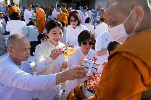 ภาพ No.282718:วันเสาร์ที่ 20 ธันวาคม พ.ศ.2568 พิธีตักบาตรพระ 10,000 รูป (ชุด 2) เนื่องในโอกาส 194 ปี จังหวัดกาญจนบุรี และอุทิศส่วนกุศลให้แด่บรรพชนทั้งหลาย บริเวณถนนสองแคว (Skywalk) เมืองกาญจนบุรี