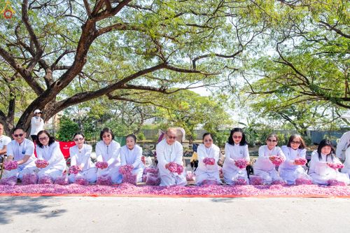 ภาพ No.304029:วันที่ 25 มกราคม พ.ศ. 2569 พิธีต้อนรับพระธรรมยาตรา  รร.สามัคคีราษฏร์บำรุง-วัดพระธรรมกาย ในโครงการธรรมยาตรา กตัญญูบูชา มหาปูชนียาจารย์ พระมงคลเทพมุนี(สด จนฺทสโร) พระผู้ปราบมาร อนุสรณ์สถาน 7 แห่ง ปีที่ 14