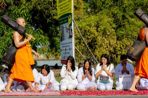 ภาพ No.287932:วันที่ 3 มกราคม พ.ศ. 2569 พิธีต้อนรับพระธรรมยาตรา ครั้งที่ 2 (ภาพชุดที่ 2) ในโครงการธรรมยาตรา กตัญญูบูชา มหาปูชนียาจารย์ พระมงคลเทพมุนี(สด จนฺทสโร) พระผู้ปราบมาร อนุสรณ์สถาน 7 แห่ง ปีที่ 14 ณ อนุสรณ์สถานมหาวิหารพระมงคลเทพมุนี (โลตัสแลนด์) อ.สองพี่น้อง จ.