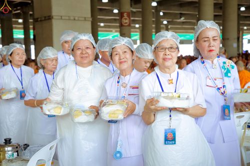 ภาพ No.325794:วันที่ 22 เมษายน พ.ศ.2569(วันคุ้มครองโลก) งานถวายมหาสังฆทาน 40,000 กว่าวัดทั่วประเทศ เจ้าหน้าที่ สาธุชน ร่วมใจจัดเตรียมภัตตาหารเพล (ชุด 2)