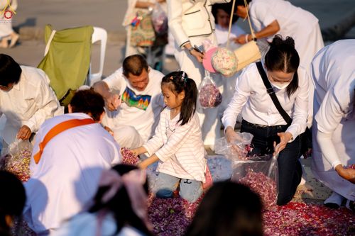 ภาพ No.306100:วันที่ 25 มกราคม พ.ศ. 2569 พิธีต้อนรับพระธรรมยาตรา วัดพระธรรมกาย(ภาพชุดที่ 4) ในโครงการธรรมยาตรา กตัญญูบูชา มหาปูชนียาจารย์ พระมงคลเทพมุนี(สด จนฺทสโร) พระผู้ปราบมาร อนุสรณ์สถาน 7 แห่ง ปีที่ 14